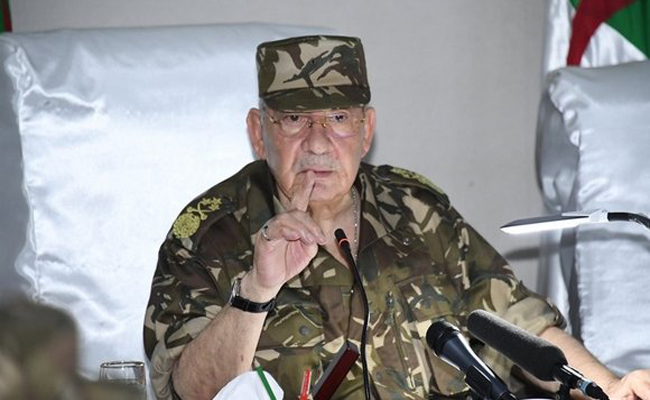 قايد صالح : ما “تشهده البلاد من هبة شعبية قوية ومسيرات سلمية تعكس قوة الإرادة الشعبية لتخطي هذه المرحلة الحساسة”