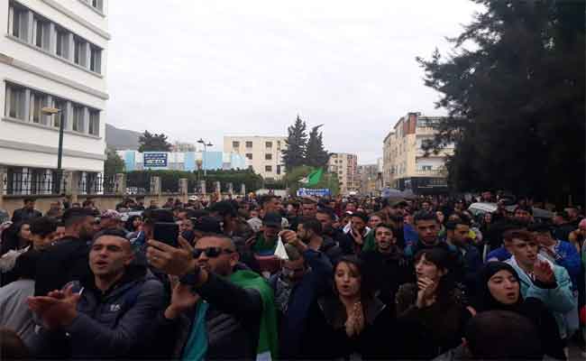 الحراك الشعبي : الطلبة في الثلاثاء 43 يتمسكون بالتغيير و لا يعترفون بشرعية الرئيس الجديد