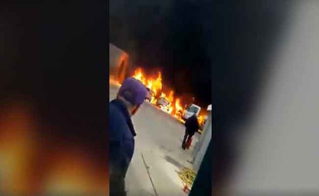 النيران تلتهم 6 سيارات وشاحنة ذات صهريج بحظيرة السيارات بنك بالشراقة في العاصمة