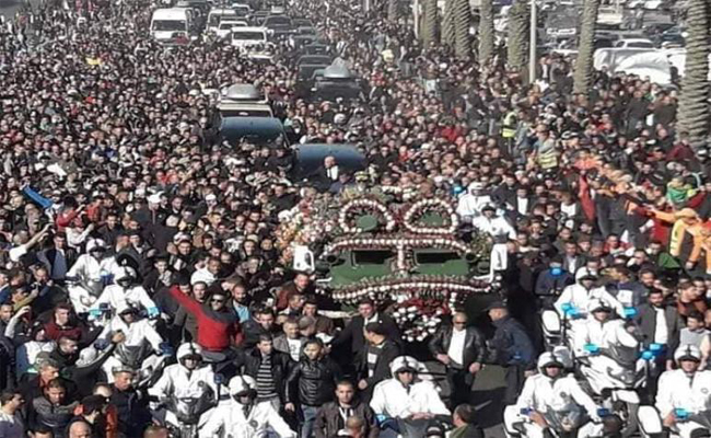 تشييع جثمان الفقيد قايد صالح إلى مثواه الأخير  بمربع الشهداء بمقبرة العالية