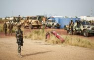 ماكرون يعلن قتل 33 إرهابيا في مالي