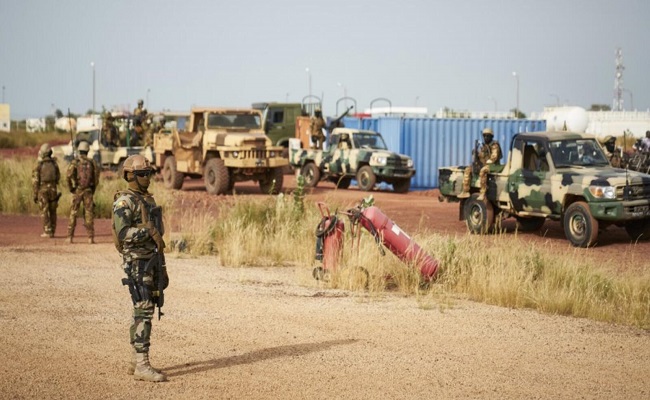 ماكرون يعلن قتل 33 إرهابيا في مالي