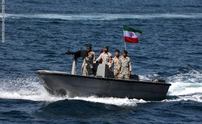 قوات إيرانية تحتجز سفينة قرب جزر الإماراتية المحتلة