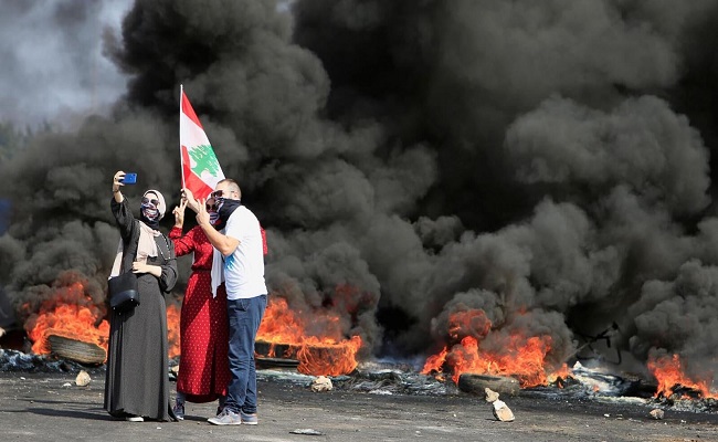 لبناني يحرق نفسه في ساحة الاعتصام