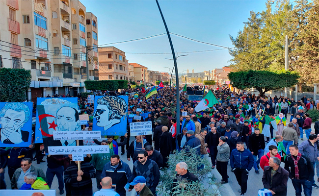 الحراك الشعبي في جمعته الـ48 : إصرار على رحيل رموز النظام السابق