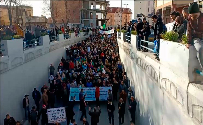 الحراك الشعبي في جمعته الـ49 : إصرار على التغيير و مطالبة بإطلاق سراح جميع معتقلي الحراك