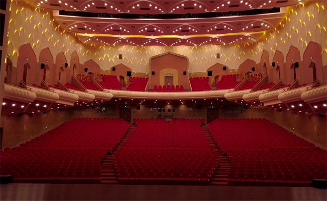 أربعون لوحة فنية للرسامة حورية مناع تزين رواق الفن بأوبرا الجزائر…