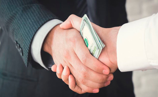 الرشوة تودي بموظف إلى السجن 5 سنوات بمعسكر