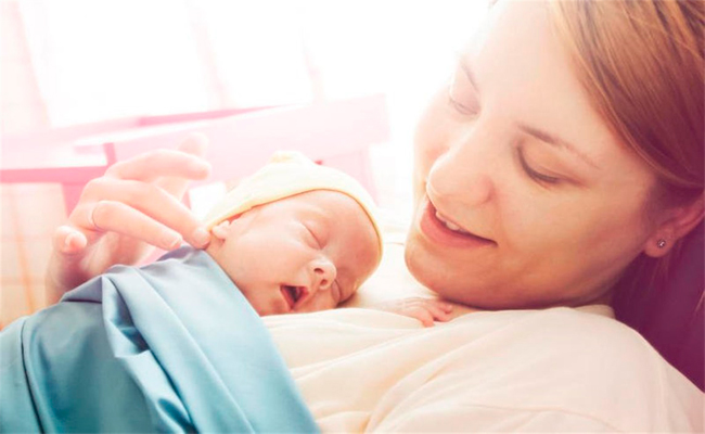 6 خطوات ضرورية يجب القيام بها لطفلكِ بعد الولادة...!
