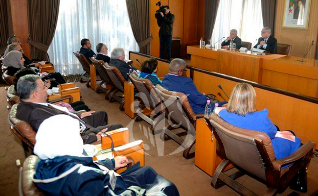 عيادي يشرف على مراسم تنصيب لجنة الخبراء المكلفة بإعداد مقترحات مراجعة الدستور