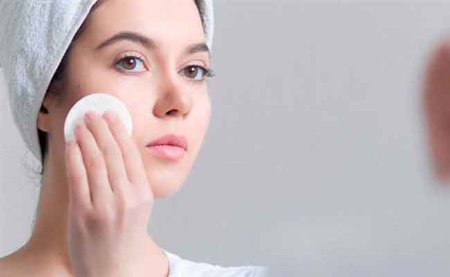 للعناية ببشرتكِ الدهنية…إلتزمي بهذا الروتين اليوميّ!