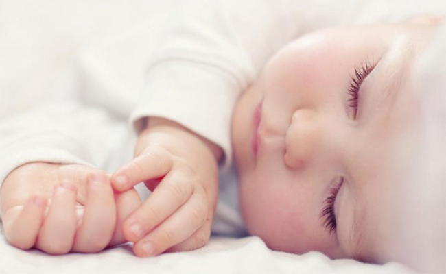 كيف يمكن أن ينام طفلكِ بدون أيّ مجهودٍ منكِ؟