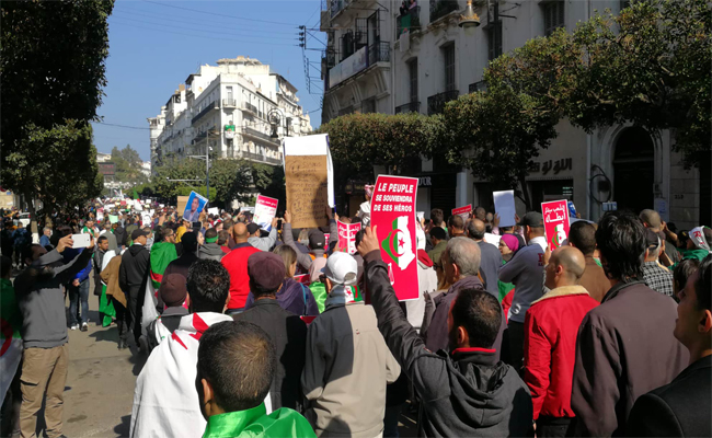 الحراك الشعبي يدرك الجمعة الـ52 وسط إصرار على رحيل رموز النظام السابق و المطالبة بإصلاحات حقيقية