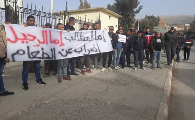 العشرات من الشباب يضربون عن الطعام و عن الكلام للمطالبة بقطع أرضية بأم البواقي