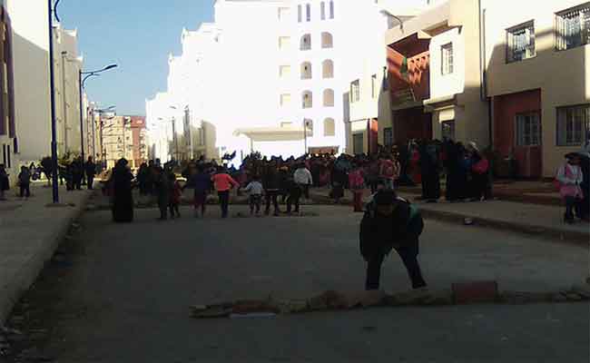 الجرذان تدفع تلاميذ مدرسة بطاهر بغليزان رفقة أوليائهم للإحتجاج و قطع الطريق