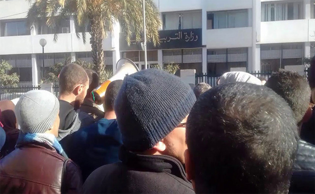 الأساتذة المتعاقدون يحتجون أمام ملحقة وزارة التربية بالعاصمة للمطالبة بالتوظيف