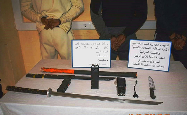 الإطاحة بعصابة تبيع أسلحة بيضاء عن طريق الفايسبوك ببشار