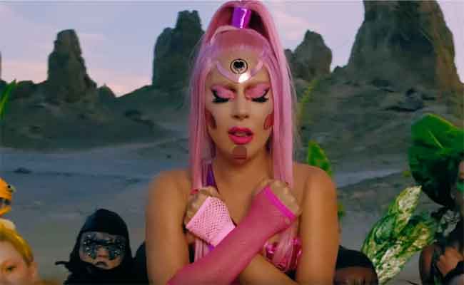 ليدي غاغا تعود الى الغرابة و تتربع على عرش تريند العالمي ب”Stupid love”…