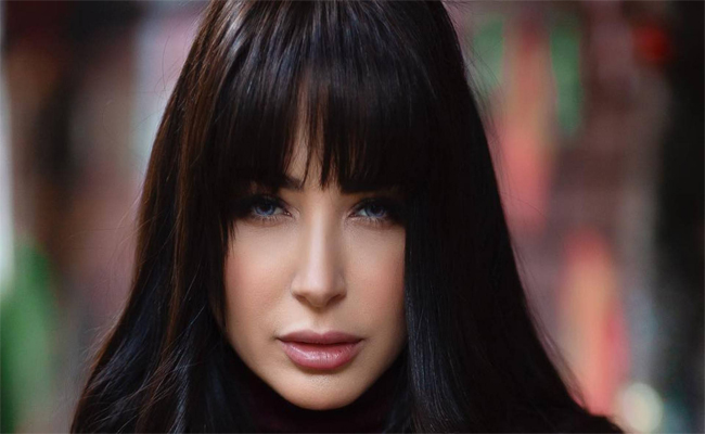 ساندي متألقة” على خشبة المسرح”…