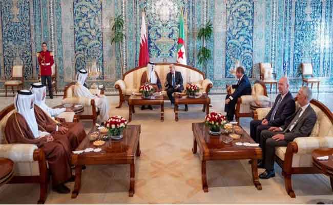 تبون يجري محادثات مع نظيره القطري الذي حل في زيارة رسمية للجزائر