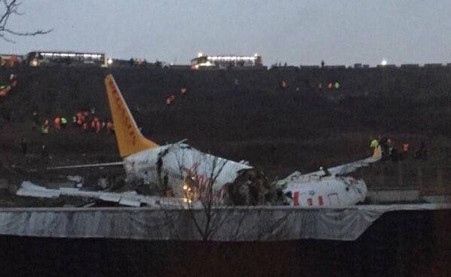 انشطار طائرة بعد خروجها عن المدرج في تركيا