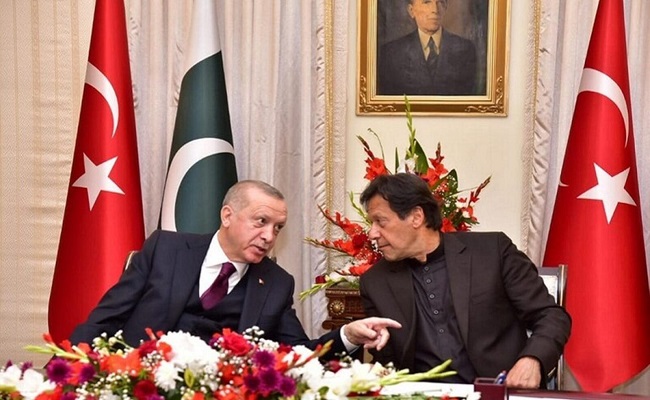 أردوغان يهدي الرئيس الباكستاني كتاب 