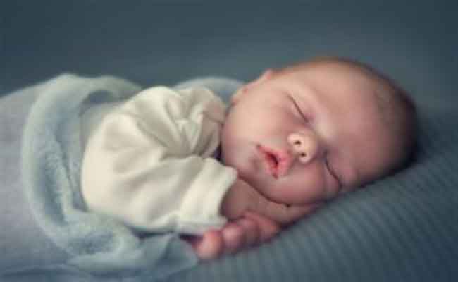 طفلكِ لا ينام ليلاً…إليكِ 5 نصائح لعلاج هذه المشكلة…!