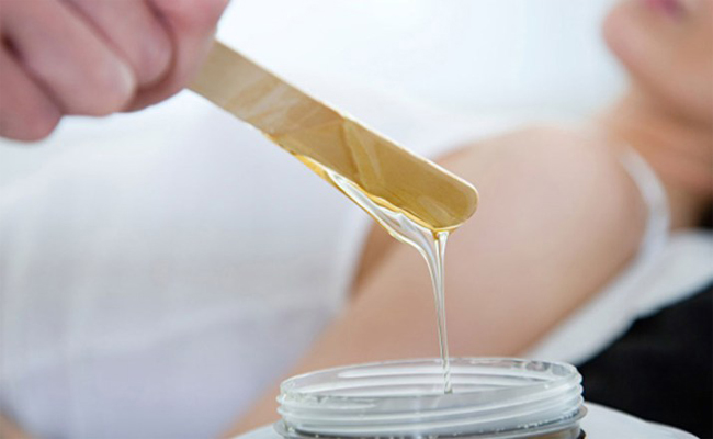 إذا احترقت بشرتك من الشمع عالجيها باتباع هذه الخطوات…