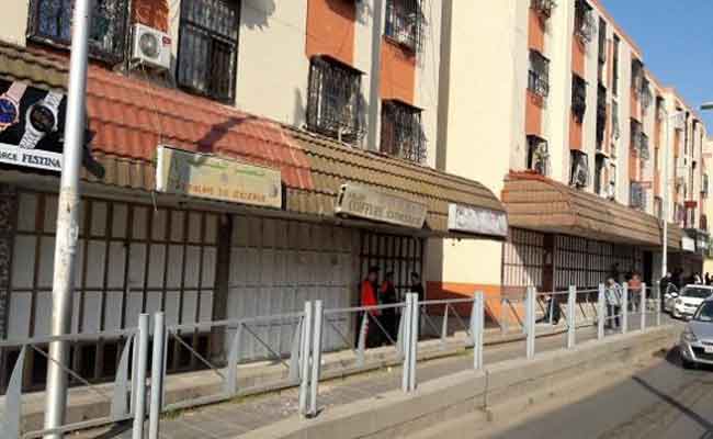 العاصمة تغلق المقاهي و المطاعم وتوقف حركة النقل