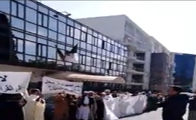 الأئمة يحتجون للمطالبة بالحماية