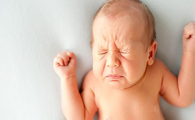 ماذا تعرفين عن حركات الرضيع غير الطبيعية…؟