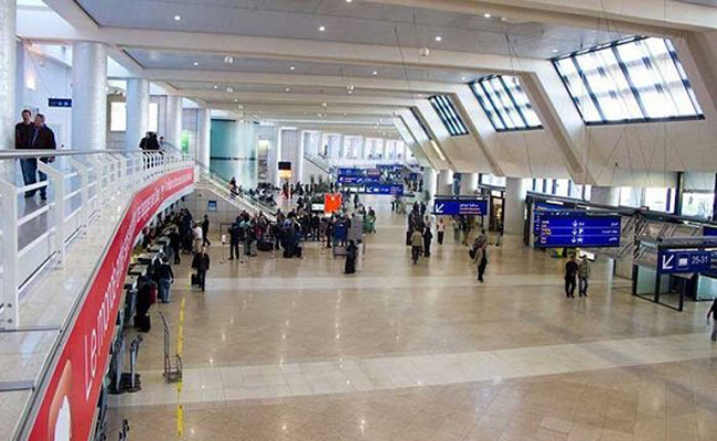 تبون يأمر بالتكفل بإعادة المسافرين الجزائريين العالقين في المطارات الأجنبية