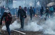 رصاص الشرطة اليونانية يتسبب في قتل وإصابة العشرات من المهاجرين...