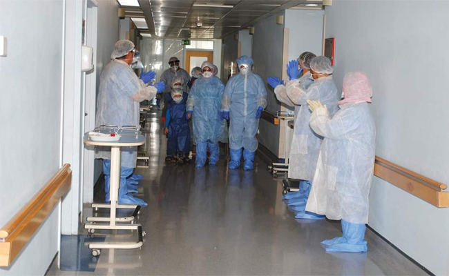 أسرة مكونة من 5 أفراد تتماثل للشفاء من كورونا بقسنطينة