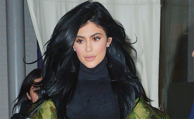 بمعقمات اليد…كايلي جينر تساهم في مكافحة جائحة كورونا…