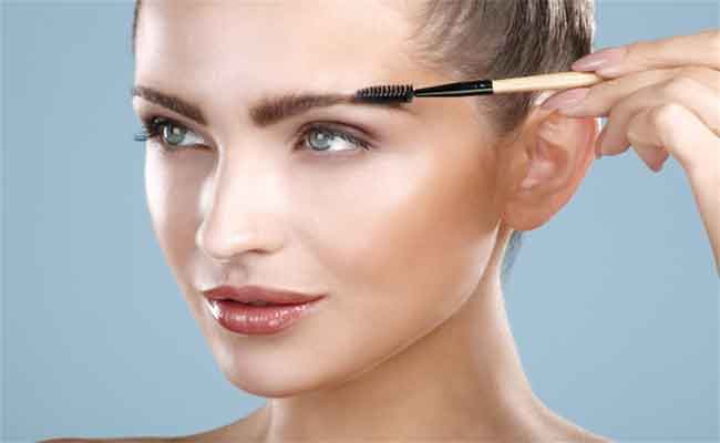 اعتمدي على هذه النصائح لتشذيب حاجبيك بنجاح في المنزل…