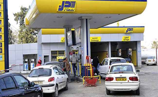 مجمع نفطال يؤكد أن محطات الوقود ستظل مفتوحة