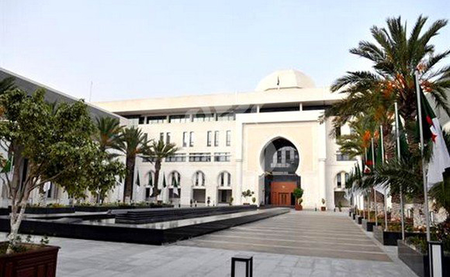 الجزائر تقرر استدعاء سفيرها في باريس للتشاور على إثربث برامج تلفزيونية فرنسية ضد الجزائر