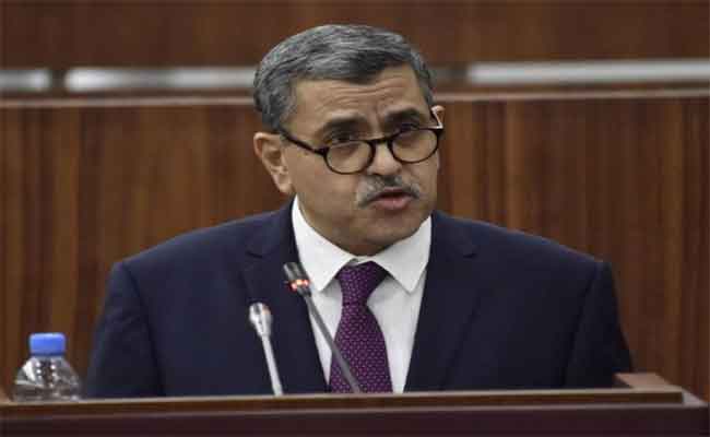 جراد يترأس اجتماعا للحكومة لدراسة مشاريع مراسيم تنفيذية والاستماع إلى عروض تخص عدة قطاعات