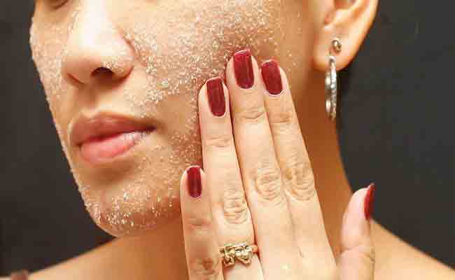 هل تعرفين كيف يمكنك تقشير الجلد بواسطة السكر…؟