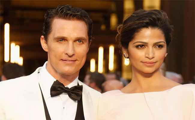 ماثيو ماكونوهي وزوجته يقدمان 110 ألاف قناع طبي لمستشفيات تكساس الأمريكية…