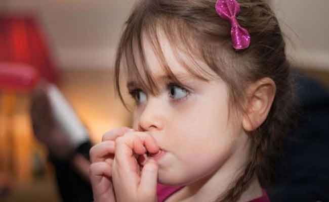ما هي الأسباب النفسية التي تدفع بطفلك إلى قضم أظافره…؟