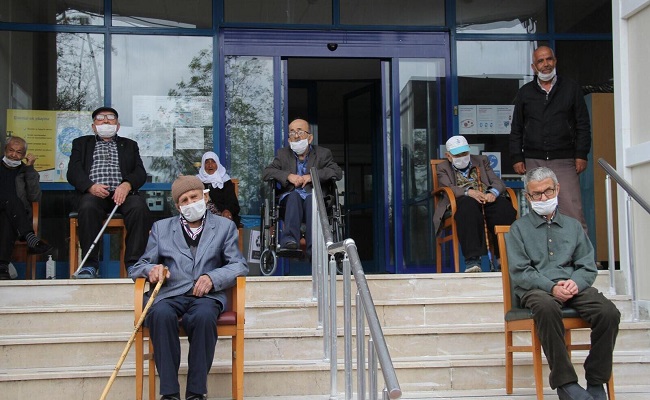 تركيا أول دولة تسمح لكبار السن بمغادرة منازلهم
