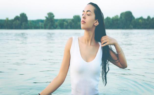 ما هي تأثيرات كلور المسابح على شعرك؟ وكيف يمكنك حمايته…؟