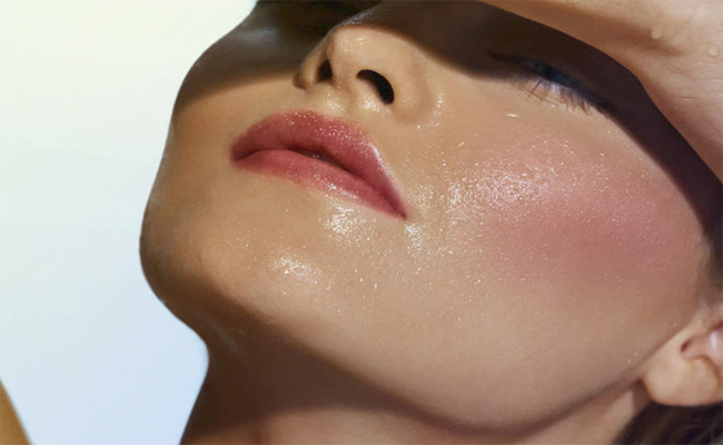 بهذه الخطوات يمكنك حماية بشرتك من الاحمرار في الصيف…