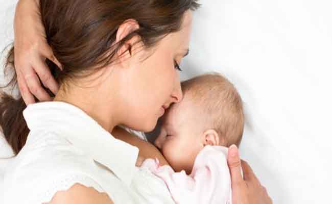 هل يظهر فيروس كورونا في حليب الأم…؟