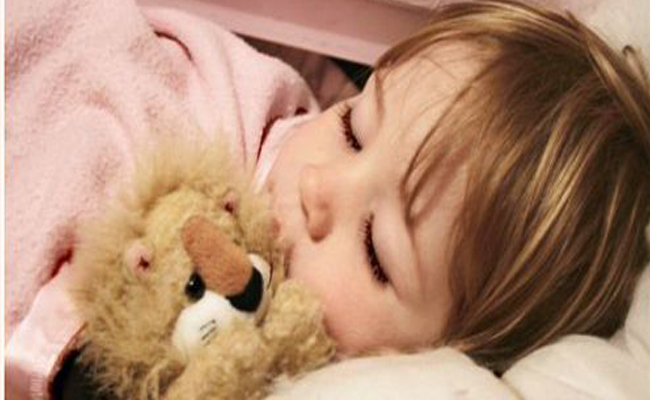 كيف تعوّدين طفلكِ على النوم بغرفته…؟