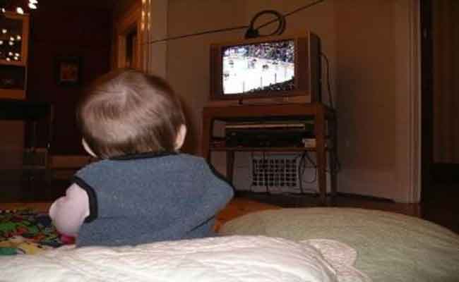 ما هي المخاطر المحيطة بمشاهدة الرضيع للتلفاز…؟