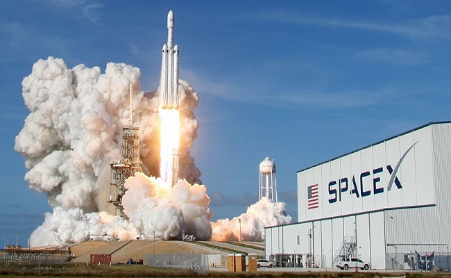 SpaceX تطلق 58 قمرًا صناعيًا لمشروع الإنترنت ضخم...