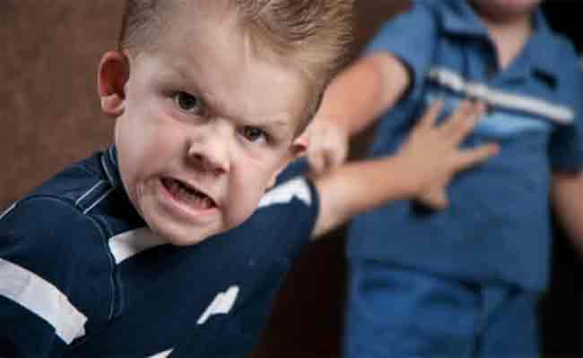 كيف يمكن التعامل مع الطفل العدواني تجاه أهله…؟